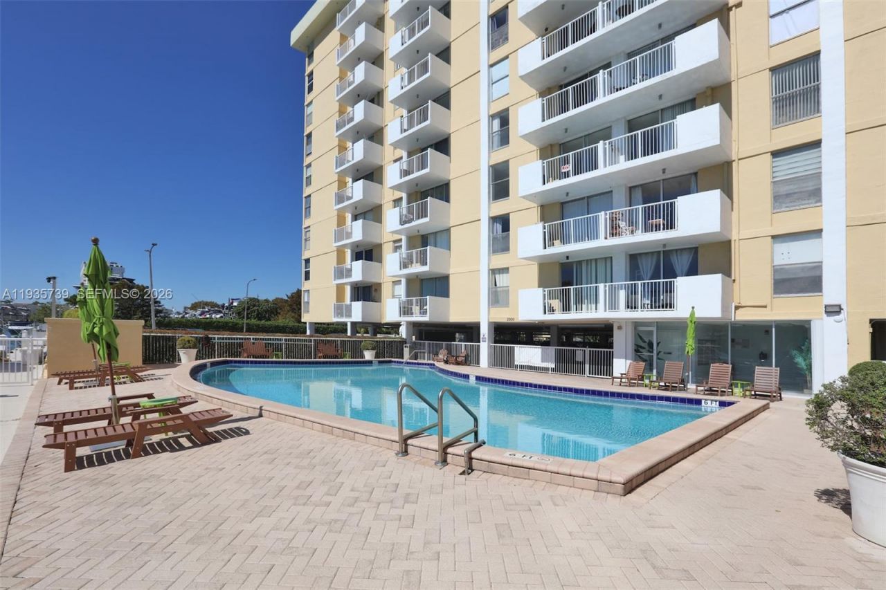 2000 NE 135th St, Unit 908, North Miami, FL 33181 Photo