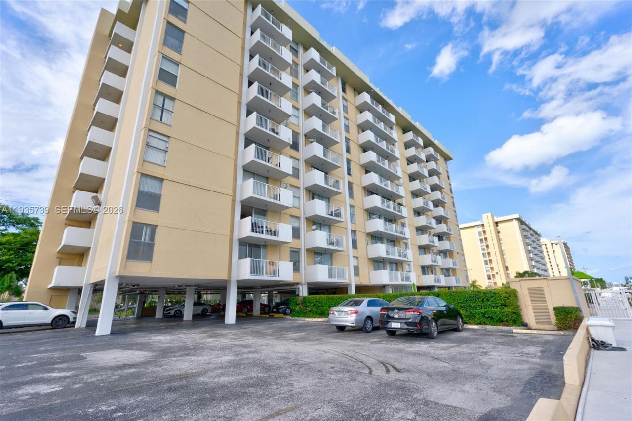 2000 NE 135th St, Unit 908, North Miami, FL 33181 Photo