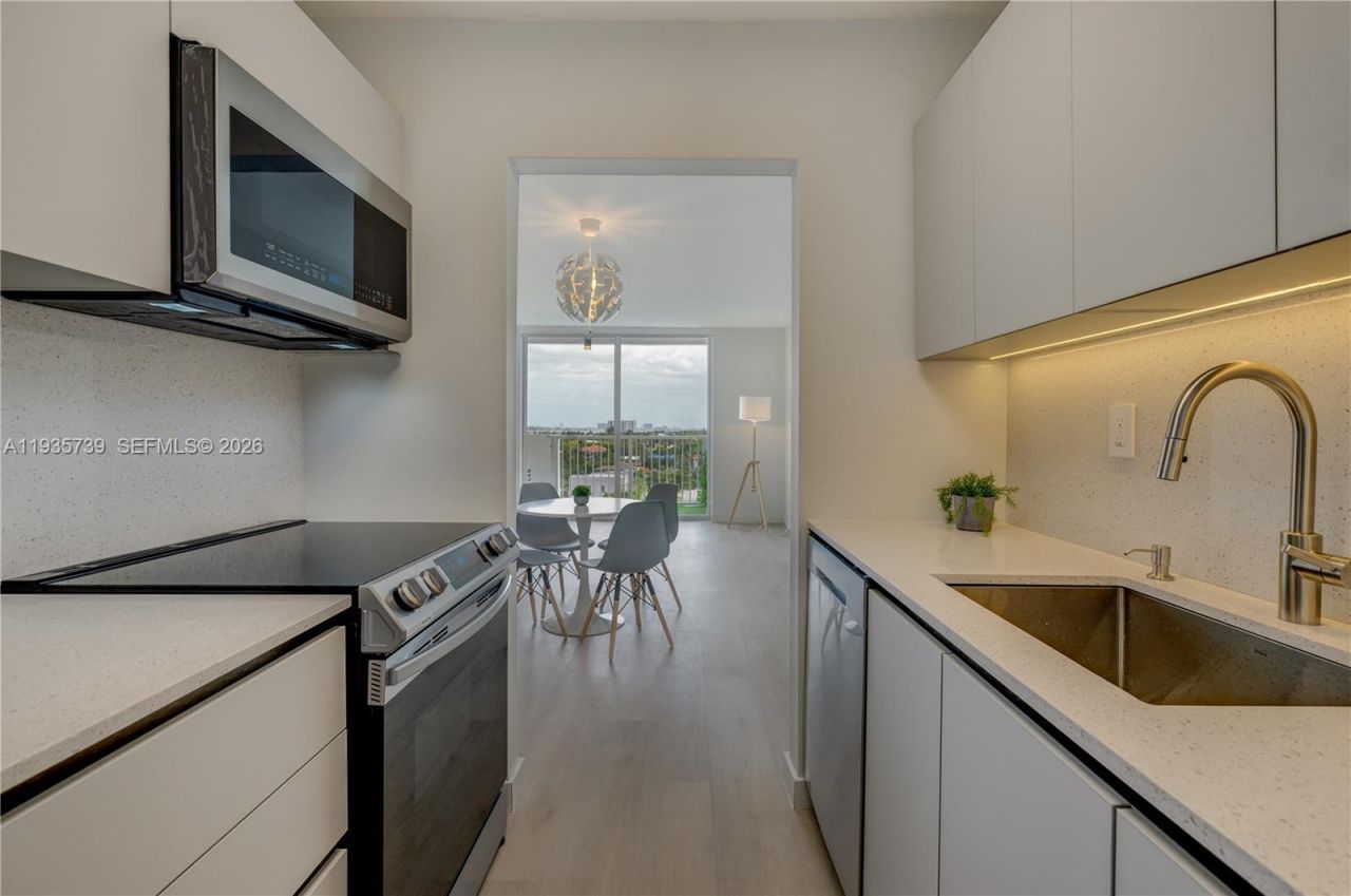 2000 NE 135th St, Unit 908, North Miami, FL 33181 Photo