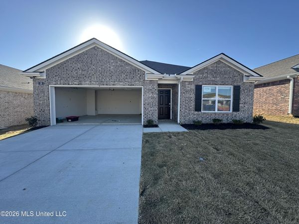 18 S Thorn Tree Street, Byhalia, MS 38611