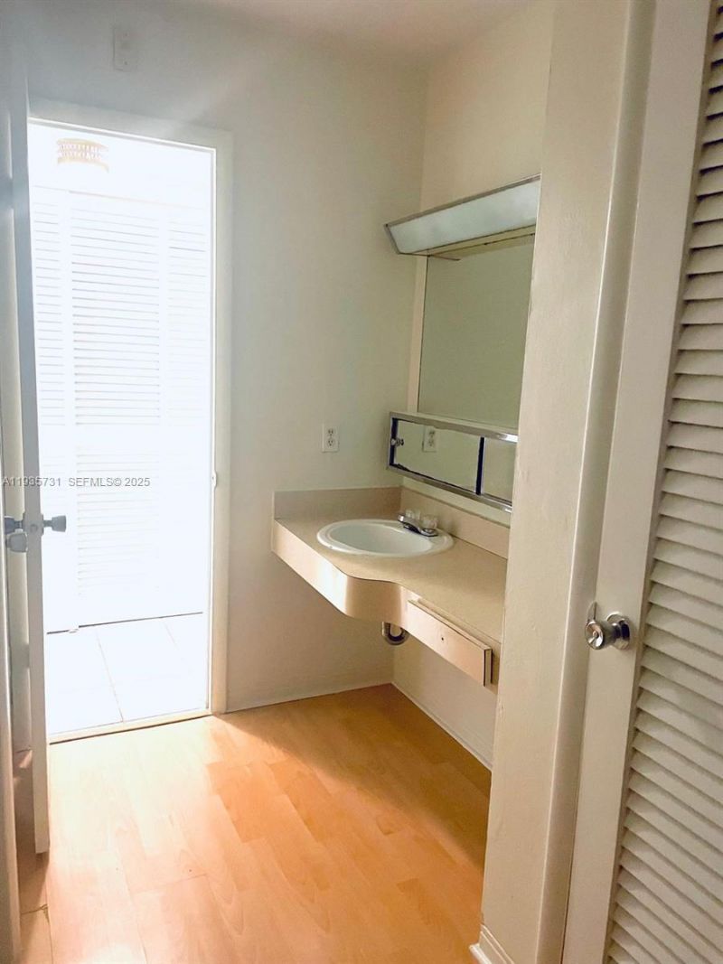 1550 NE 191st St, Unit 306, Miami, FL 33179 Photo