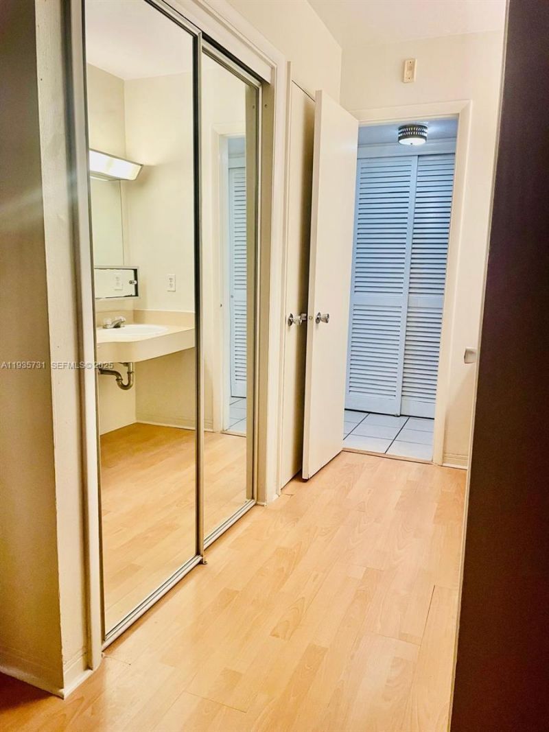 1550 NE 191st St, Unit 306, Miami, FL 33179 Photo