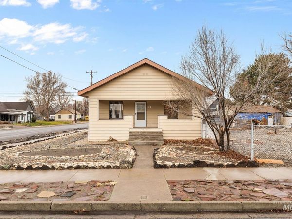 8 E Arthur Ave, Glenns Ferry, ID 83623