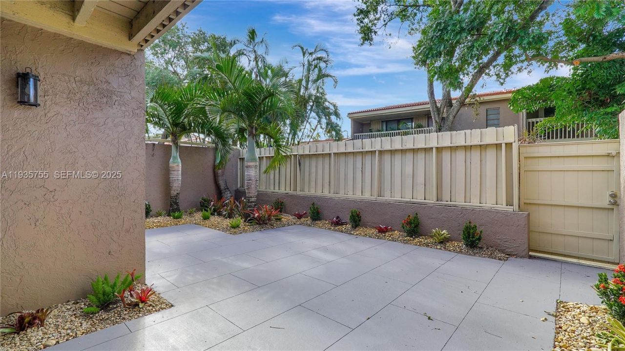 205 Dunwoody Ln, Unit 17-85, Hollywood, FL 33021 Photo