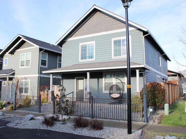 237 Willow Way, Talent, OR 97540