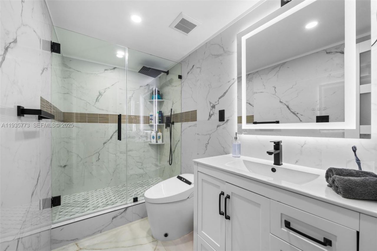 19380 Collins Ave, Unit 826, Sunny Isles Beach, FL 33160 Photo