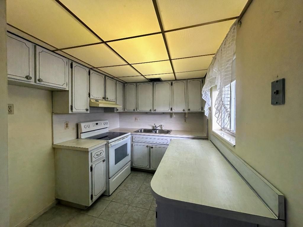 2400 Lake Osborne Drive, Unit 102, Lake Worth Beach, FL 33461 Photo