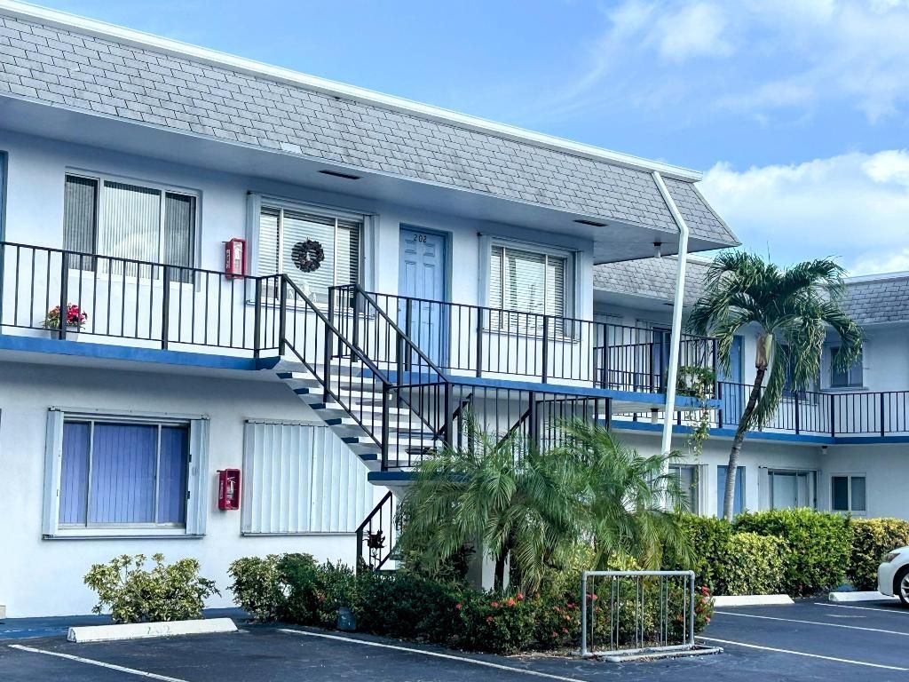 2400 Lake Osborne Drive, Unit 102, Lake Worth Beach, FL 33461 Photo