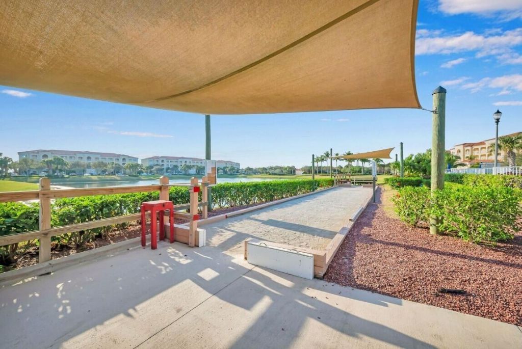 29 Harbour Isle Drive W, Unit 201, Fort Pierce, FL 34949 Photo