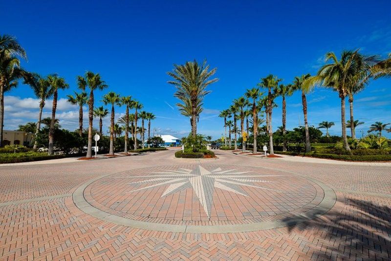 29 Harbour Isle Drive W, Unit 201, Fort Pierce, FL 34949 Photo