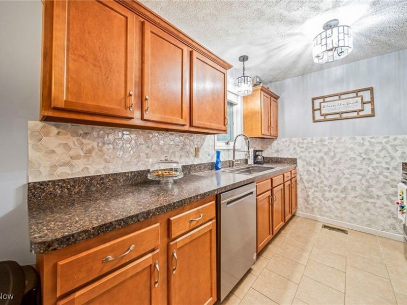 7505 Dahlia Drive, Mentor on the Lake, OH 44060 Photo 11