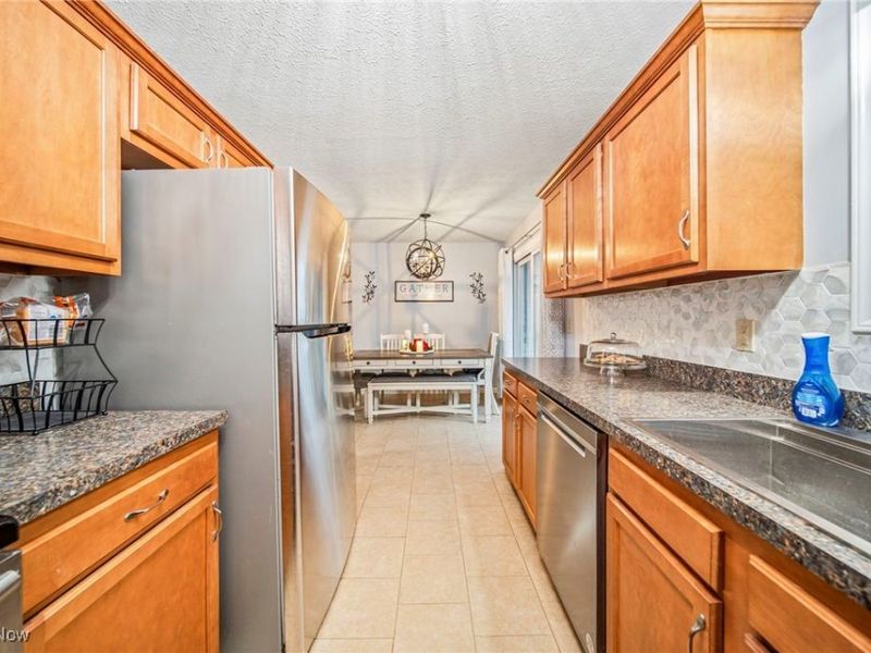 7505 Dahlia Drive, Mentor on the Lake, OH 44060 Photo 12