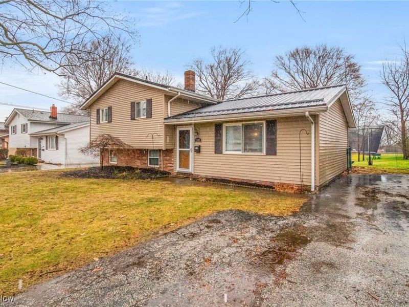 7505 Dahlia Drive, Mentor on the Lake, OH 44060 Photo 2