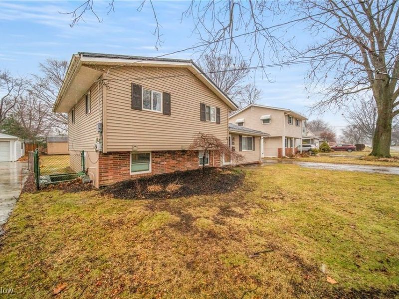 7505 Dahlia Drive, Mentor on the Lake, OH 44060 Photo 3