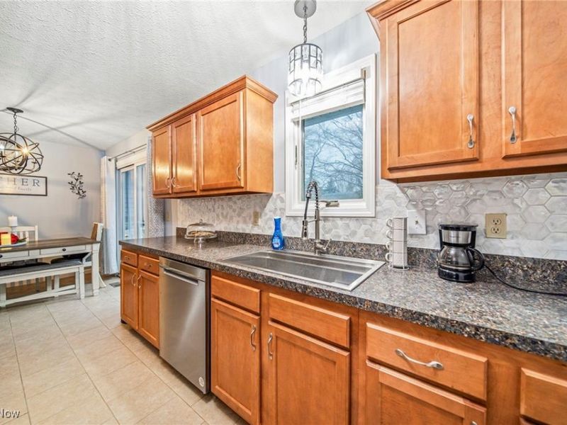 7505 Dahlia Drive, Mentor on the Lake, OH 44060 Photo 9