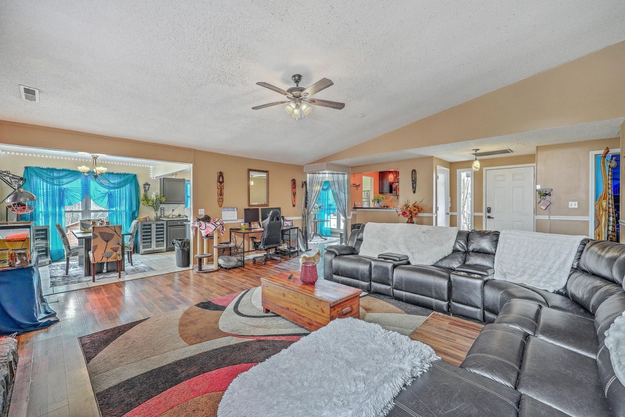 109 Coachman Lane Photo 5