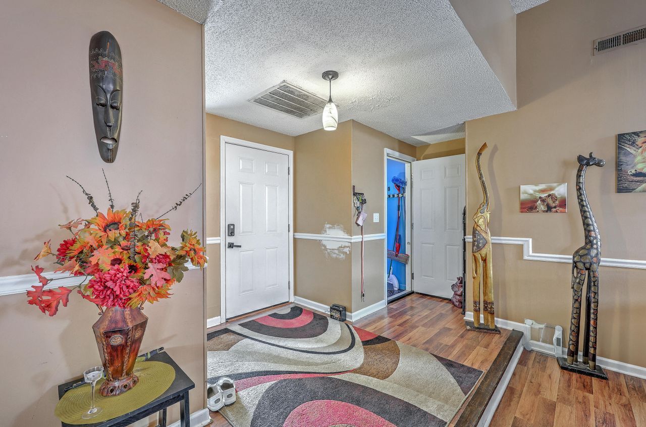 109 Coachman Lane Photo 7