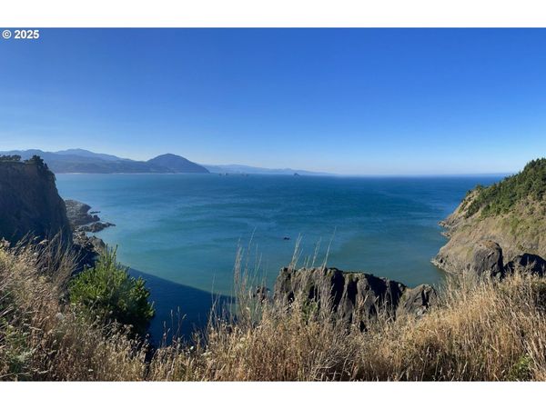 805 KING ST, Port Orford, OR 97465