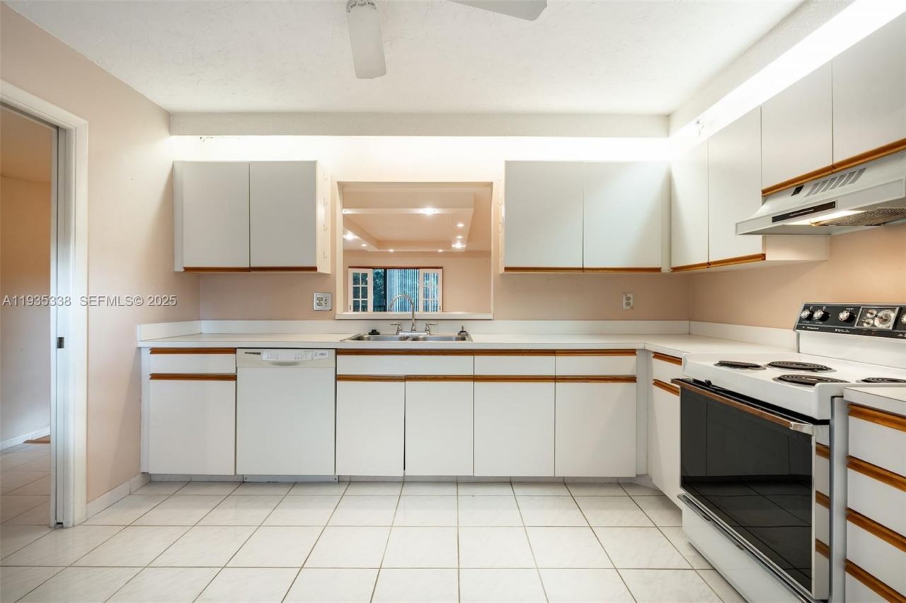 150 S Hollybrook Ter, Unit 208, Pembroke Pines, FL 33025 Photo