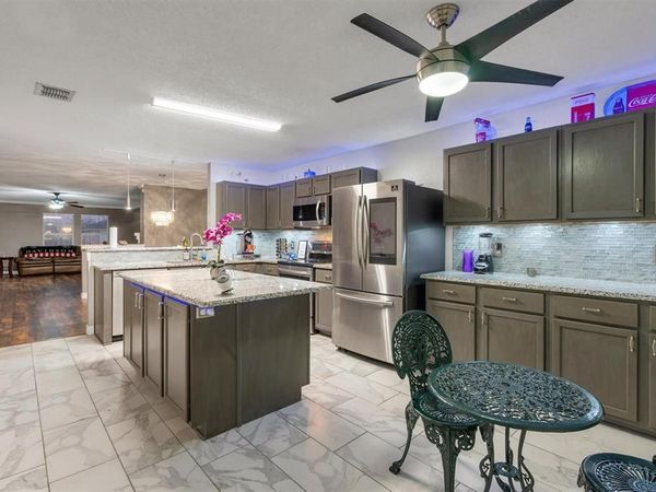 910 Anvil Creek Drive, Arlington, TX 76001