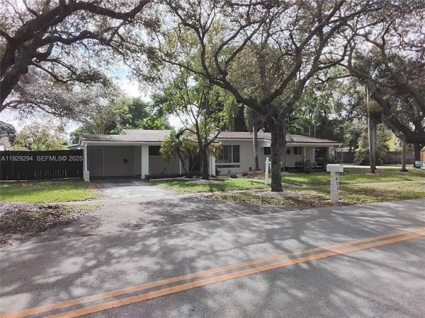911 W Country Club Cir , Plantation, FL 33317