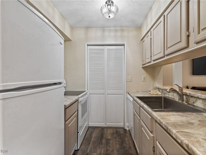 2542 Royal County Down, Unit A, Uniontown, OH 44685 Photo 11