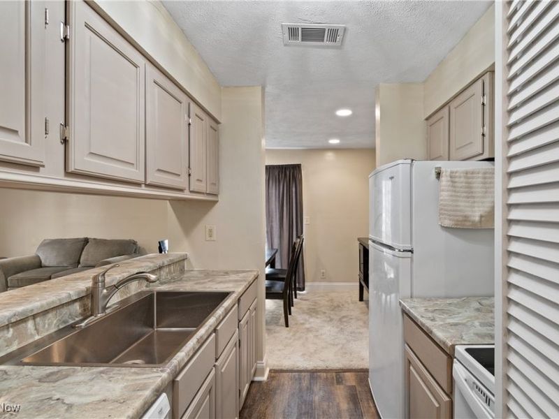 2542 Royal County Down, Unit A, Uniontown, OH 44685 Photo 12