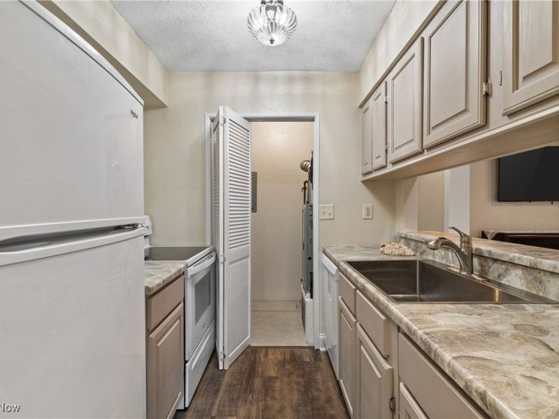 2542 Royal County Down, Unit A, Uniontown, OH 44685 Photo 13