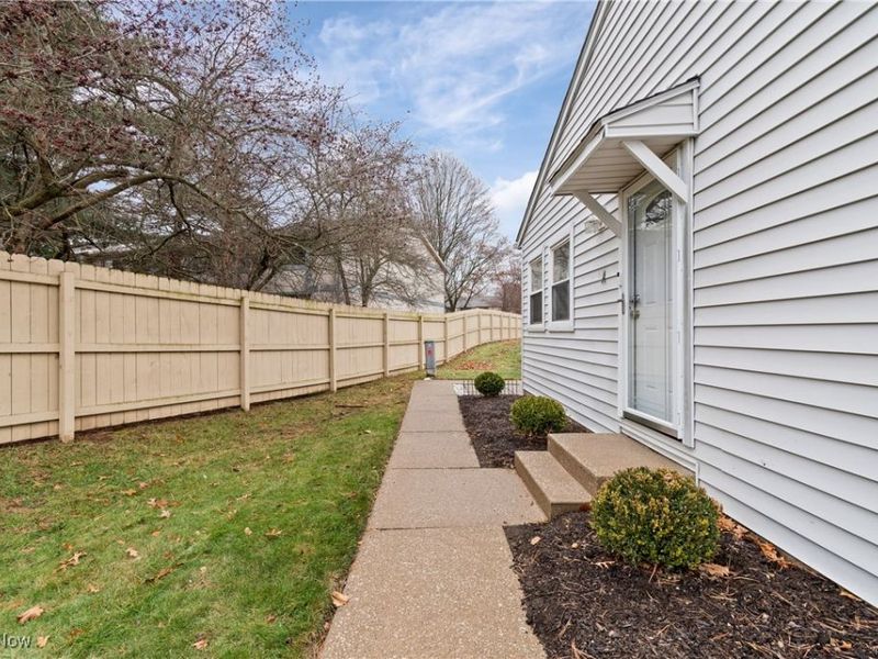 2542 Royal County Down, Unit A, Uniontown, OH 44685 Photo 2