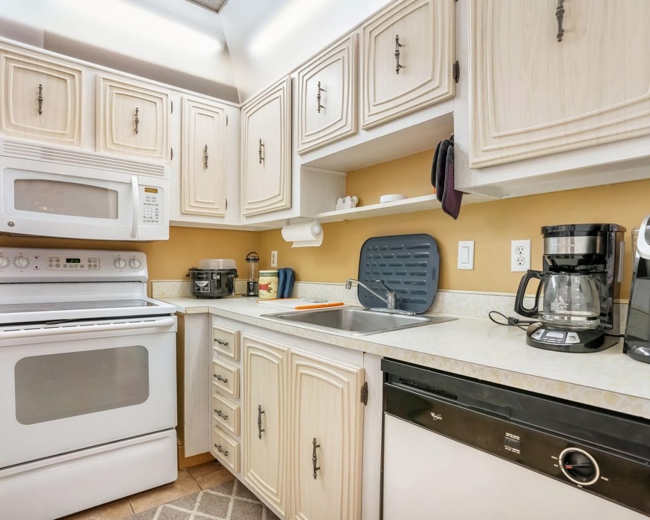 2851 Somerset Drive, Unit 205, Lauderdale Lakes, FL 33311 Photo