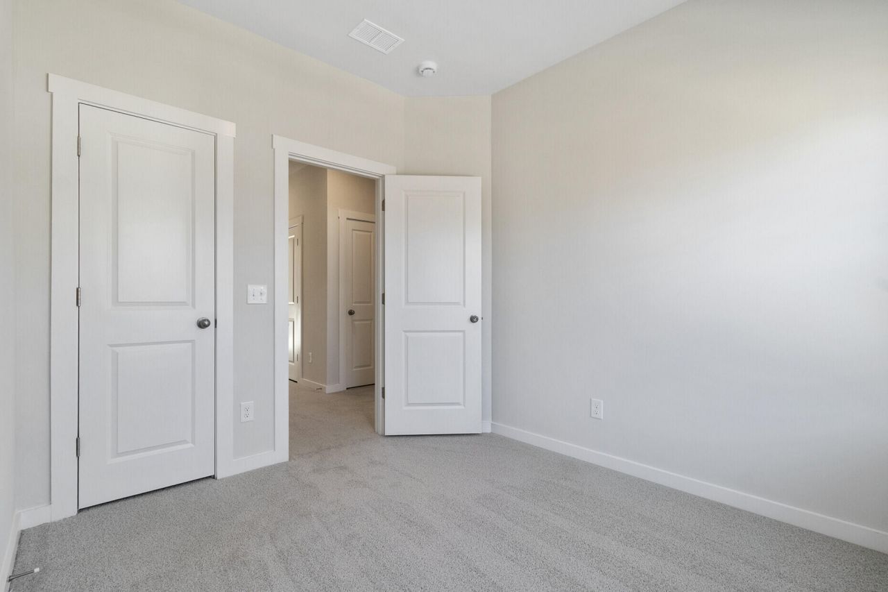 447 Caledon Court Photo 37