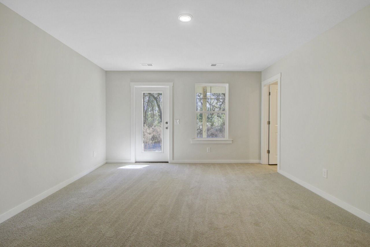 447 Caledon Court Photo 7