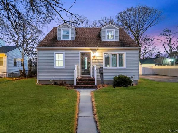 39 Andrews Avenue, Wheatley Heights, NY 11798