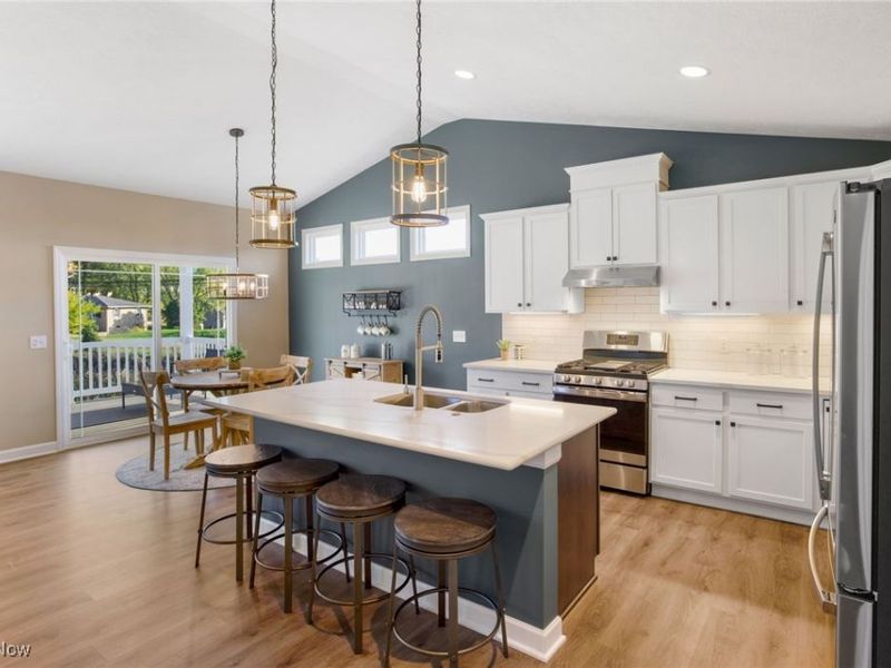 510 Meadow Circle SW, Hartville, OH 44632 Photo 6