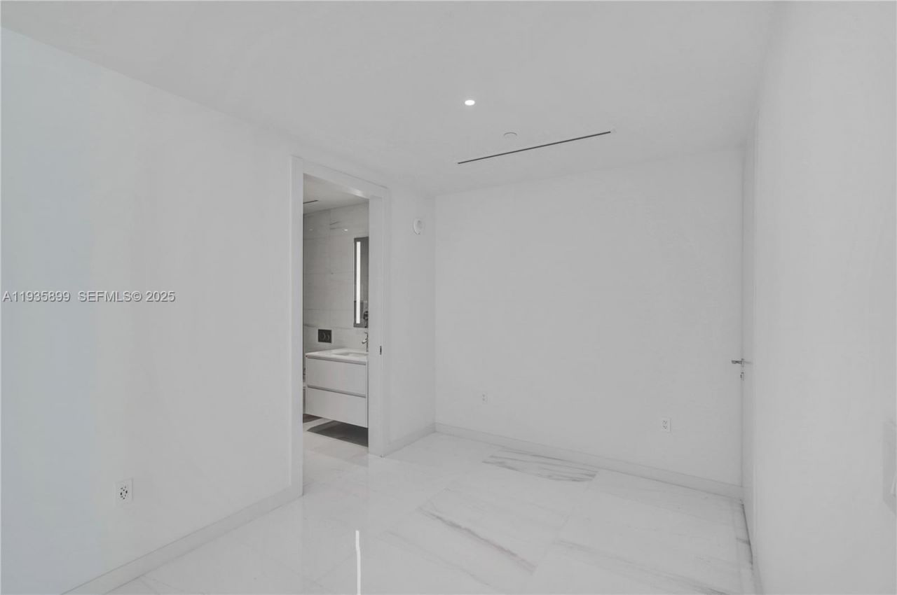 300 Biscayne Boulevard Way, Unit 3605W, Miami, FL 33131 Photo