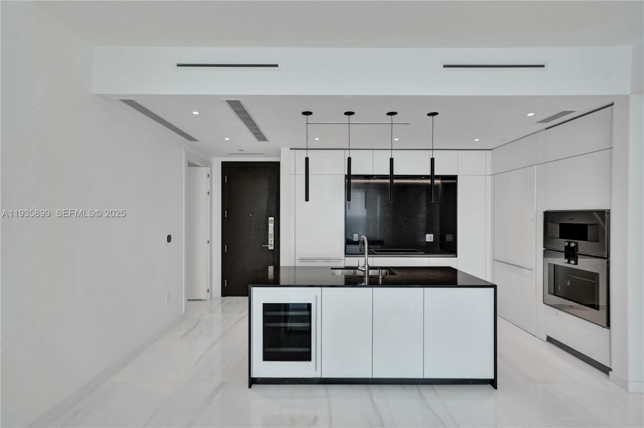 300 Biscayne Boulevard Way, Unit 3605W, Miami, FL 33131 Photo