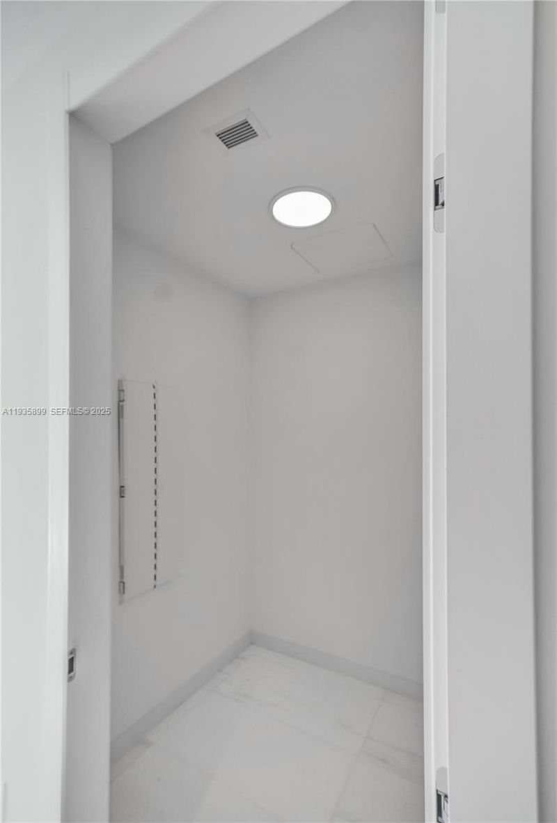 300 Biscayne Boulevard Way, Unit 3605W, Miami, FL 33131 Photo