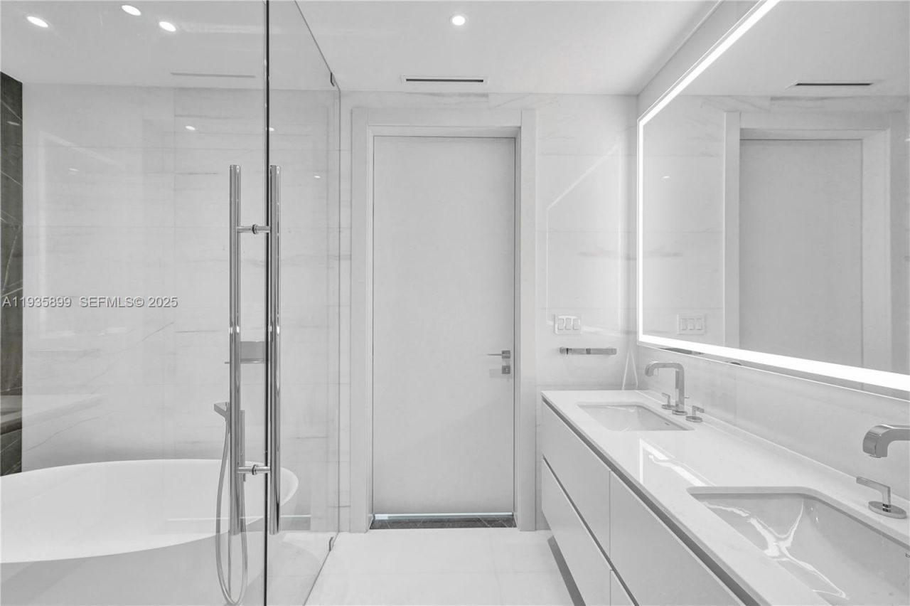 300 Biscayne Boulevard Way, Unit 3605W, Miami, FL 33131 Photo