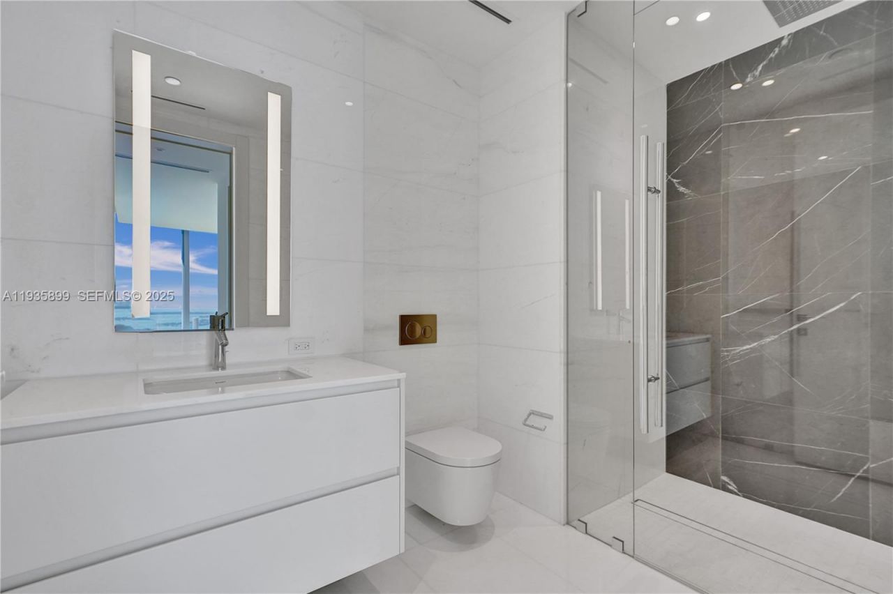 300 Biscayne Boulevard Way, Unit 3605W, Miami, FL 33131 Photo