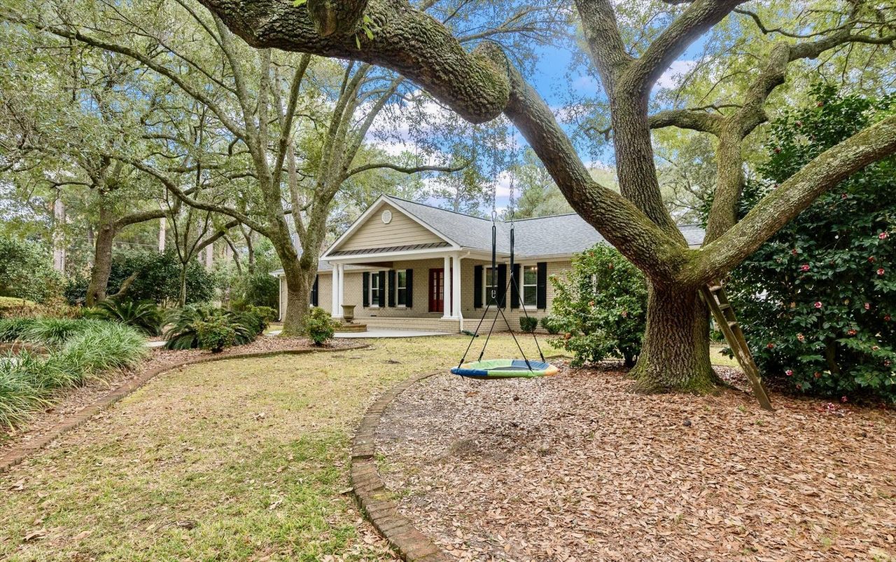 100 Fairway Drive Photo 2