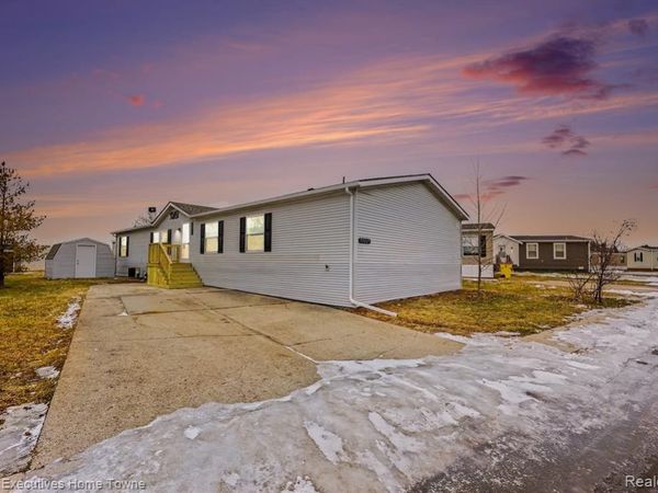 59227 Lewis Ln, Chesterfield Twp, MI 48048