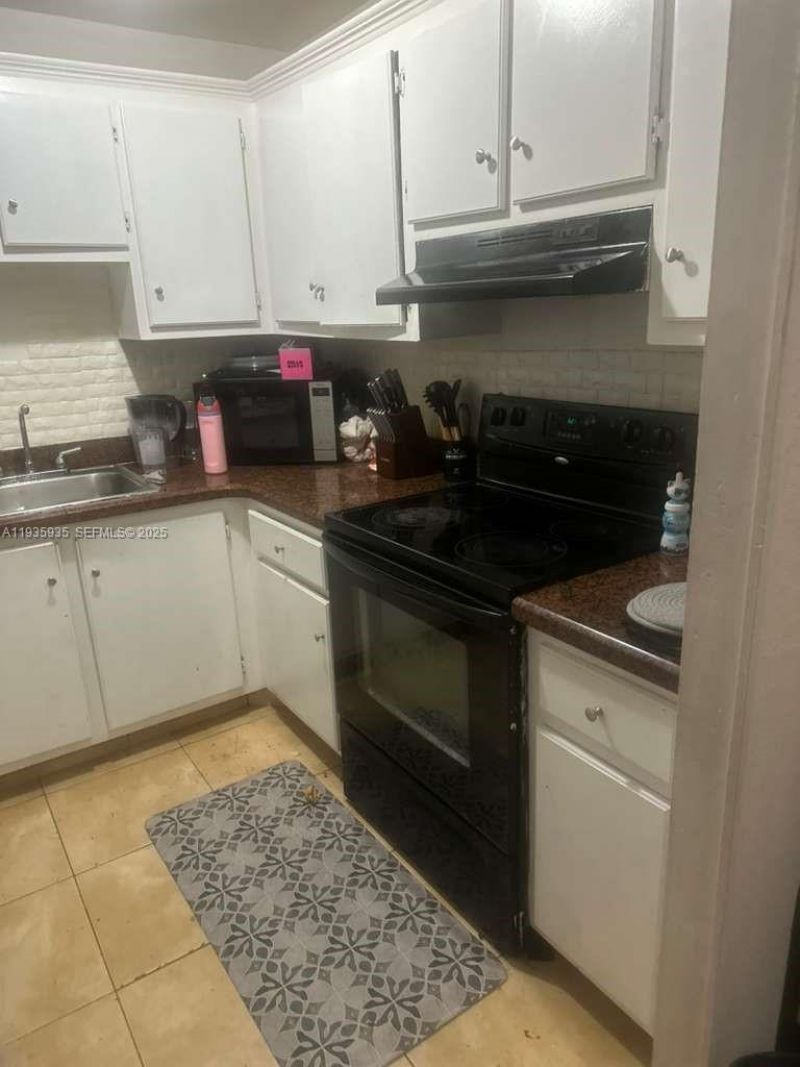 1875 W 56th St , Unit 301, Hialeah, FL 33012 Photo