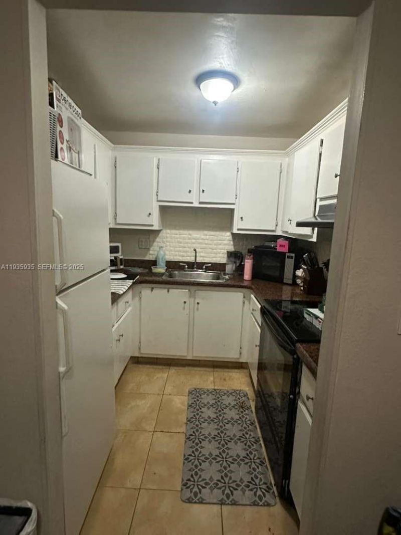 1875 W 56th St , Unit 301, Hialeah, FL 33012 Photo