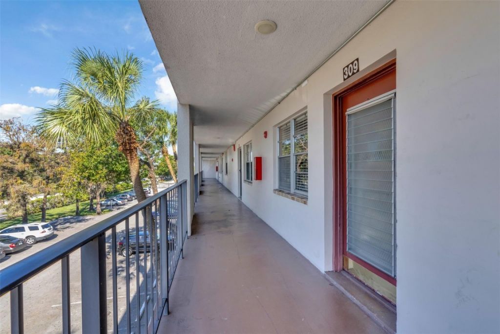 2600 NW 49th Avenue, Unit 309, Lauderdale Lakes, FL 33313 Photo