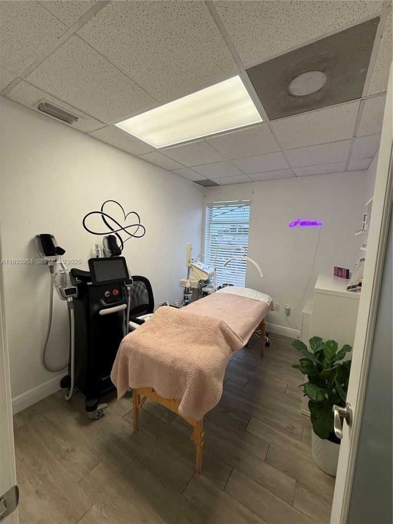 717 Ponce De Leon Blvd, Unit 206, Coral Gables, FL 33134 Photo