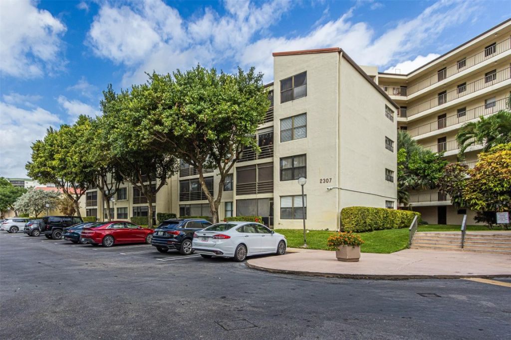 2307 S Cypress Bend Drive, Unit 106, Pompano Beach, FL 33069 Photo