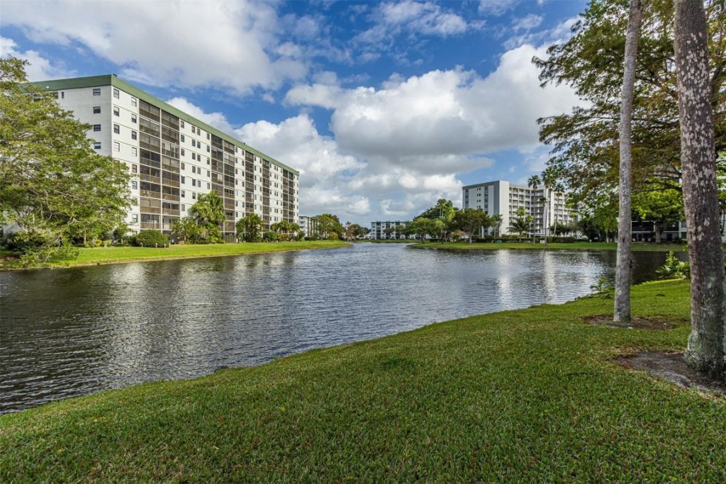 2307 S Cypress Bend Drive, Unit 106, Pompano Beach, FL 33069 Photo