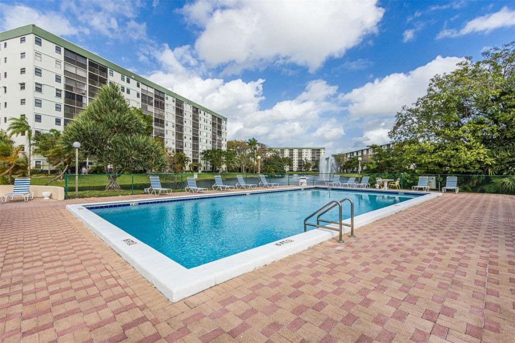 2307 S Cypress Bend Drive, Unit 106, Pompano Beach, FL 33069 Photo
