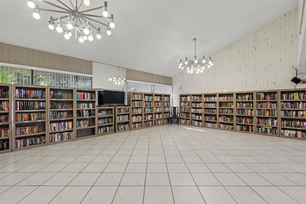 2307 S Cypress Bend Drive, Unit 106, Pompano Beach, FL 33069 Photo