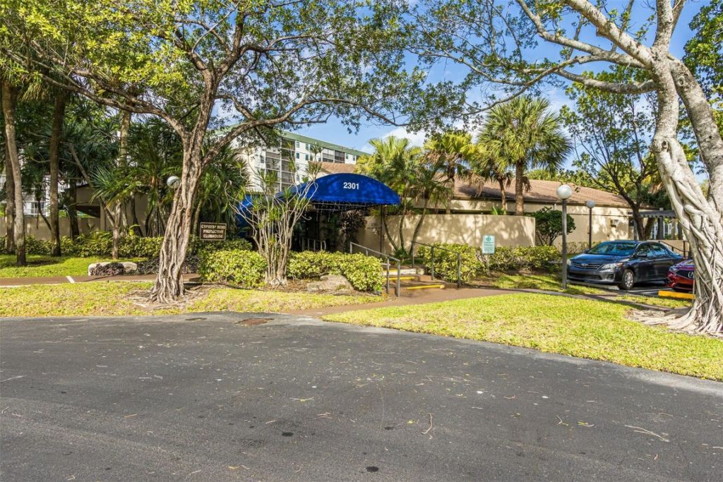 2307 S Cypress Bend Drive, Unit 106, Pompano Beach, FL 33069 Photo